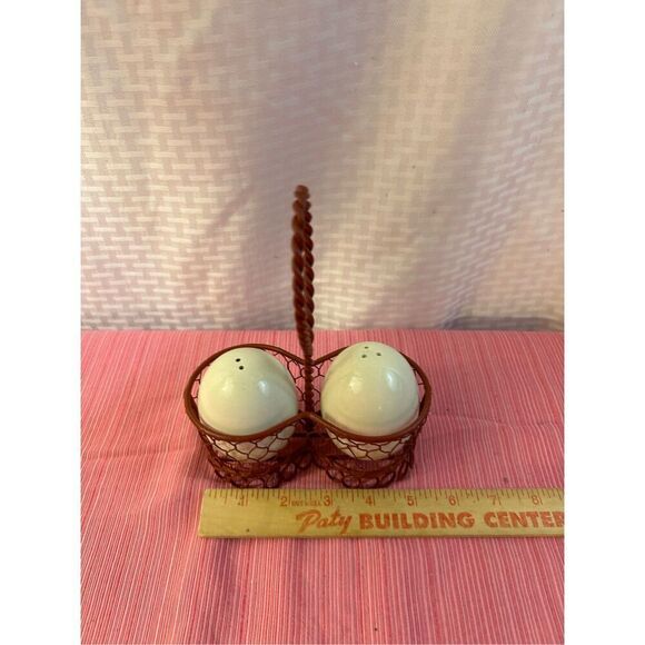 Cream Egg salt peppers shakers with cage mesh holder 5x8" Farm Country design - Picture 2 of 3
